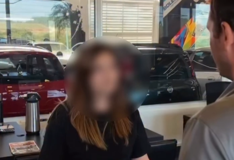 Empresa de Novo Hamburgo Bolezina Veículos. No conteúdo, o dono da revenda simula um tapa no rosto de uma funcionária durante um diálogo.