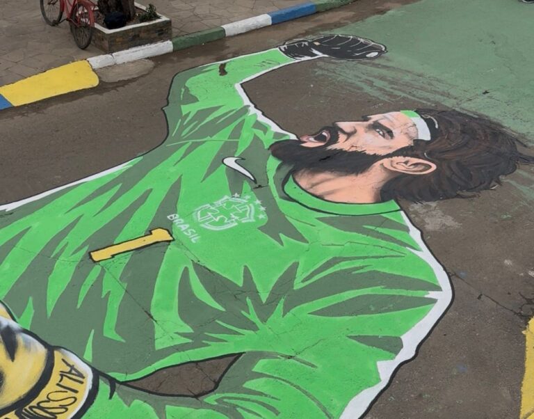 Alisson recebe homenagem na cidade natal