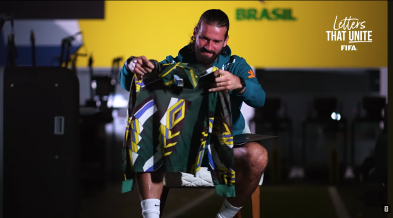 Hamburguense goleiro Alisson na ação "Cartas que Unem", em vídeo feito pela FIFA