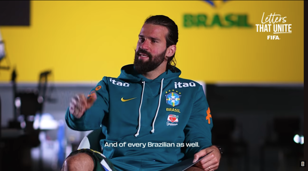 Hamburguense goleiro Alisson na ação "Cartas que Unem", em vídeo feito pela FIFA