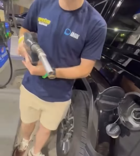Sem frentista: nos EUA, cada motorista abastece o próprio carro e a equipe da DuduNews sentiu falta da Salvaro