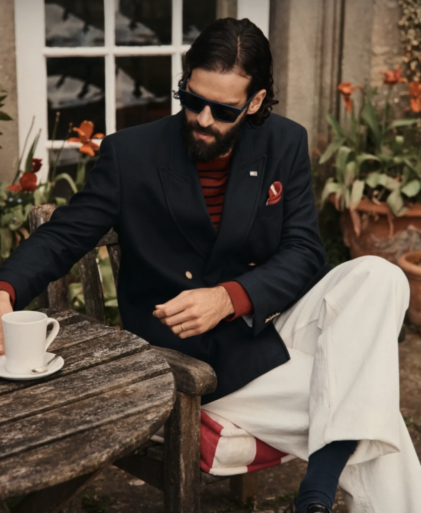 O goleiro titular da Seleção Brasileira Alisson Becker acaba de ser anunciado como embaixador global da Tommy Hilfiger e rosto da nova campanha de óculos da marca para a coleção Primavera/Verão 2026.