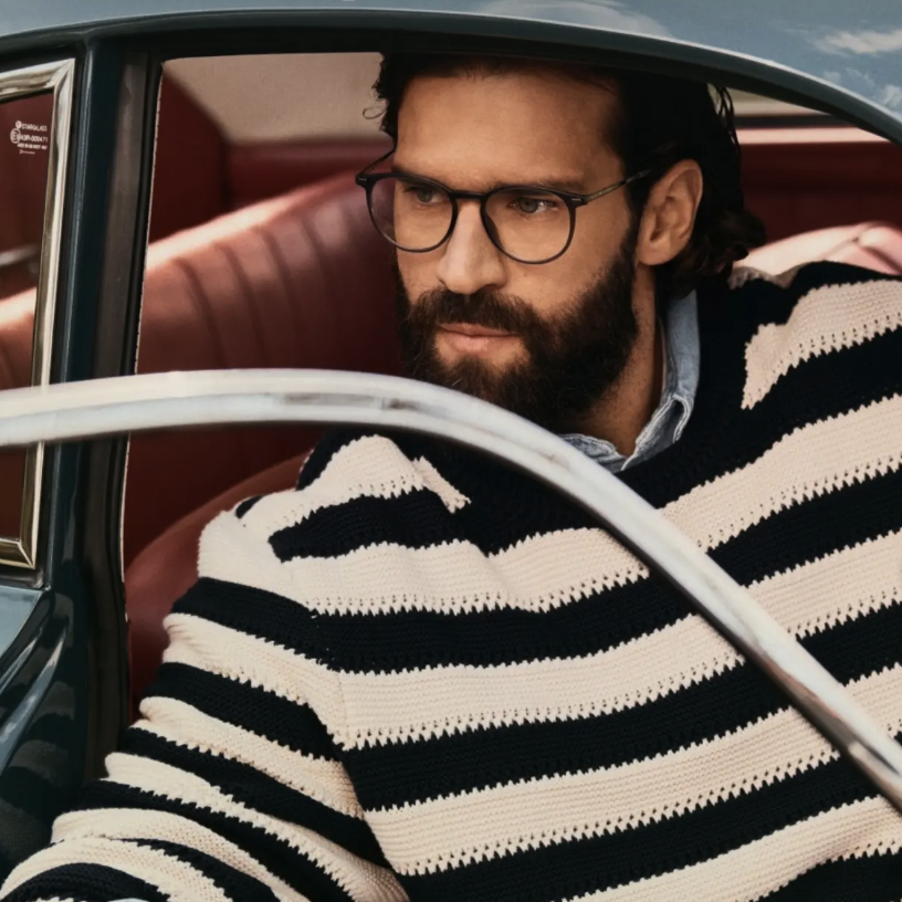 O goleiro titular da Seleção Brasileira Alisson Becker acaba de ser anunciado como embaixador global da Tommy Hilfiger e rosto da nova campanha de óculos da marca para a coleção Primavera/Verão 2026.