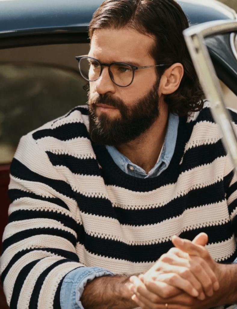 O goleiro titular da Seleção Brasileira Alisson Becker acaba de ser anunciado como embaixador global da Tommy Hilfiger e rosto da nova campanha de óculos da marca para a coleção Primavera/Verão 2026.