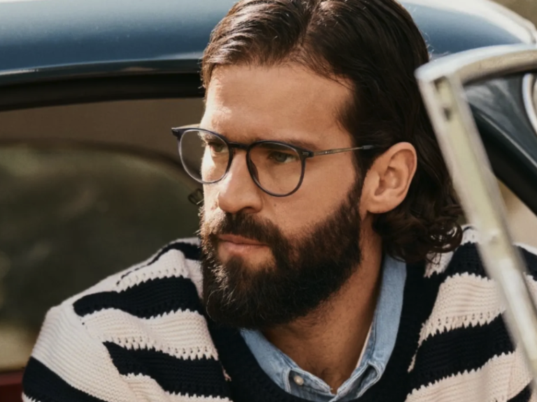 O goleiro titular da Seleção Brasileira Alisson Becker acaba de ser anunciado como embaixador global da Tommy Hilfiger e rosto da nova campanha de óculos da marca para a coleção Primavera/Verão 2026.