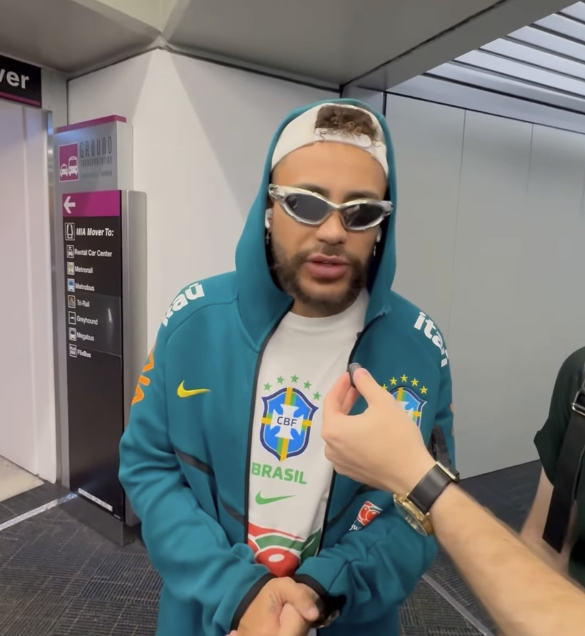 DuduNews encontra o sósia do Neymar no aeroporto de Miami; ele já foi confundido com o craque de verdade