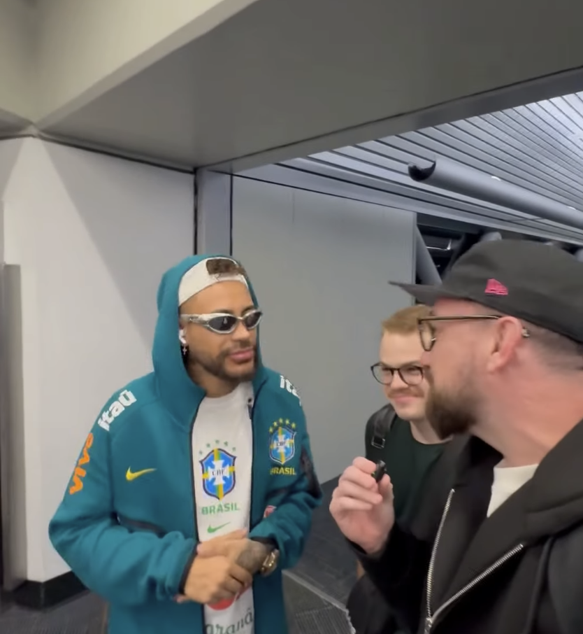 DuduNews encontra o sósia do Neymar no aeroporto de Miami; ele já foi confundido com o craque de verdade