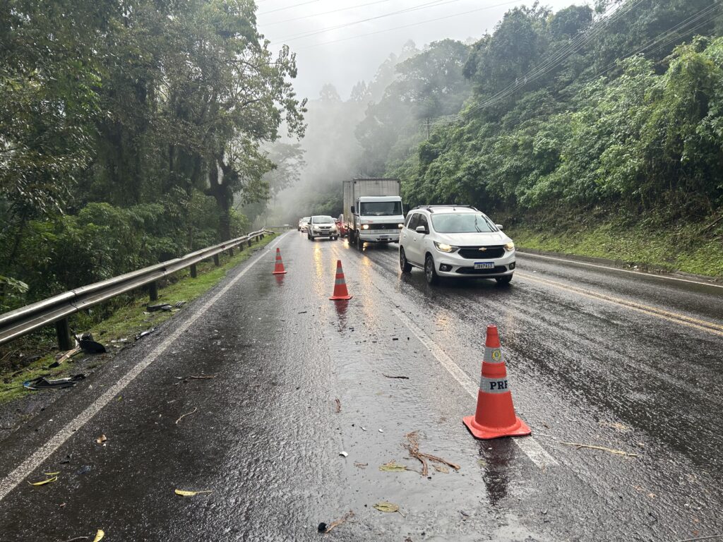 Colisão entre carro e caminhão deixa vítima gravemente ferida na BR-116 entre Estância Velha e Ivoti