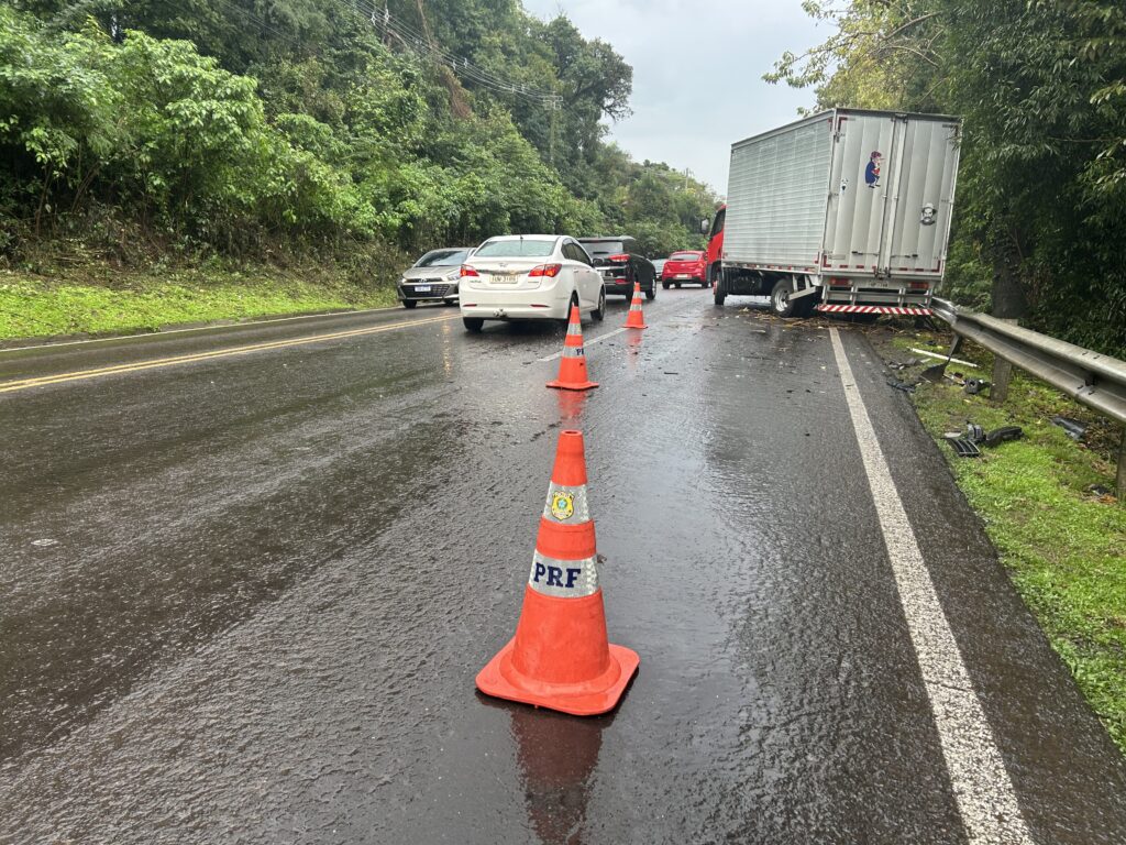 Colisão entre carro e caminhão deixa vítima gravemente ferida na BR-116 entre Estância Velha e Ivoti