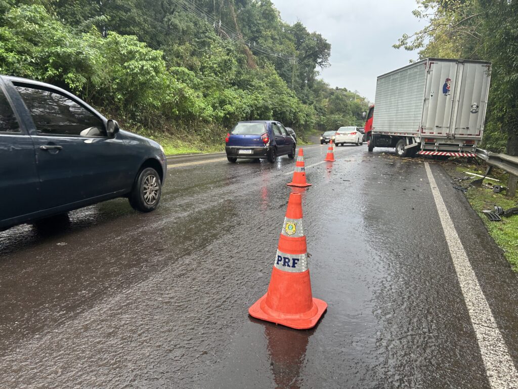 Colisão entre carro e caminhão deixa vítima gravemente ferida na BR-116 entre Estância Velha e Ivoti
