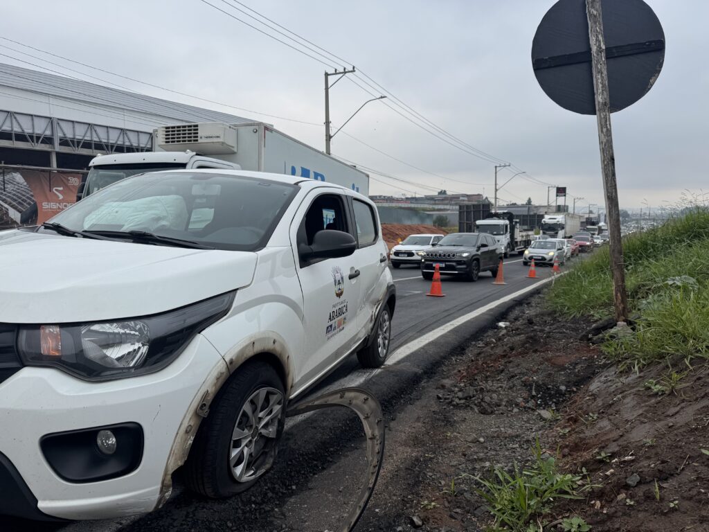 O condutor de um Fiat Mobi branco, da Secretaria Municipal de Saúde de Araricá
