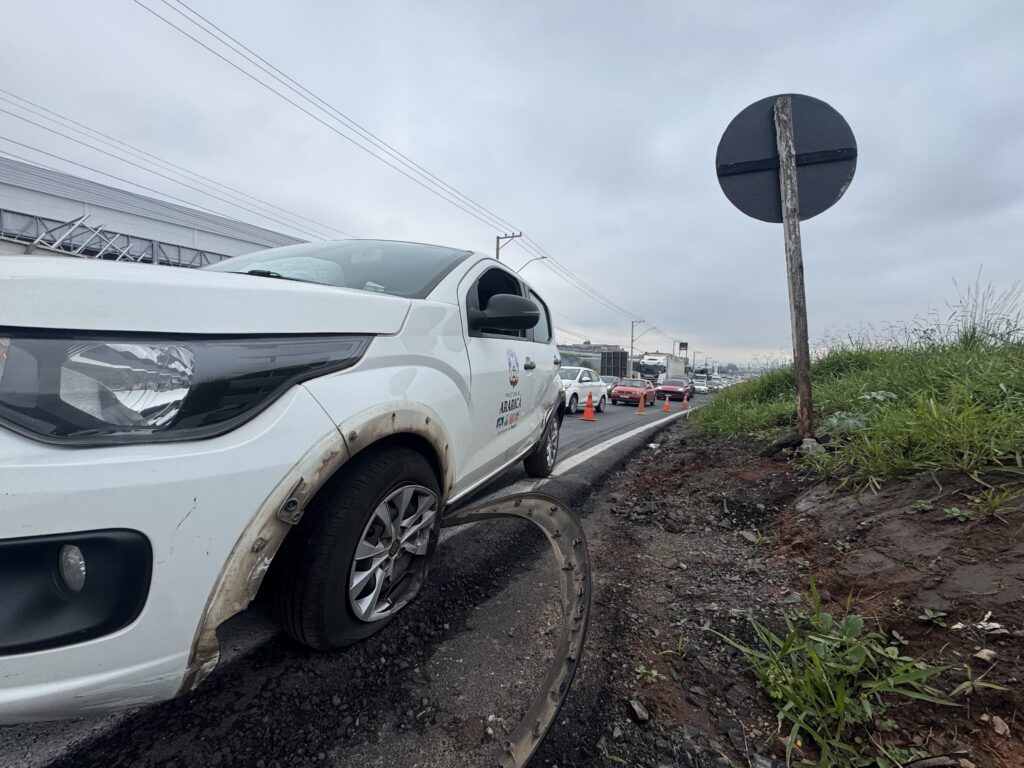 O condutor de um Fiat Mobi branco, da Secretaria Municipal de Saúde de Araricá