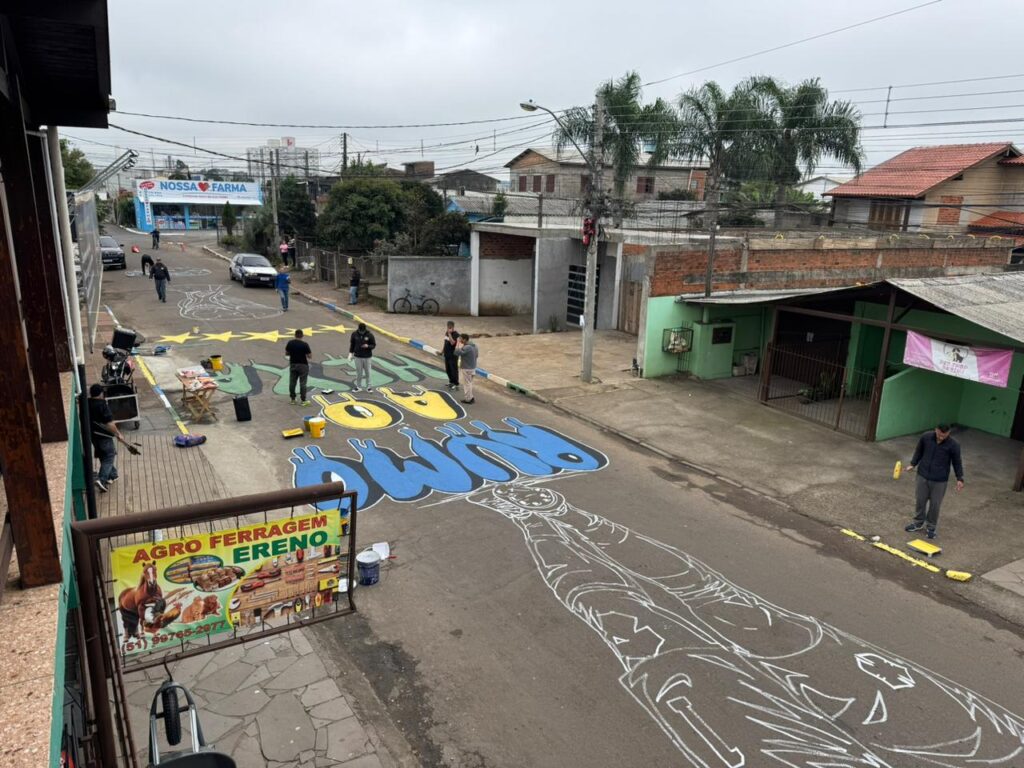 Goleiro Alisson recebe homenagem nas ruas do bairro Santo Afonso