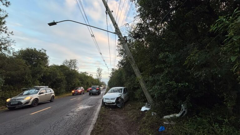Carro bate em poste na entrada de Lomba Grande em Novo Hamburgo