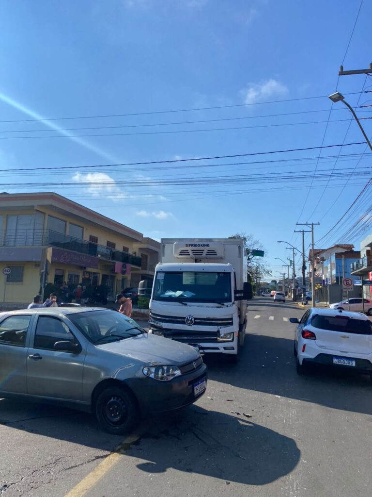 ACIDENTE ENTRE CARRO E CAMINHÃO CAUSA TRANSTORNOS EM MOVIMENTADA ESQUINA DO BAIRRO CANUDOS, EM NOVO HAMBURGO Fotos: Rafael Rocha