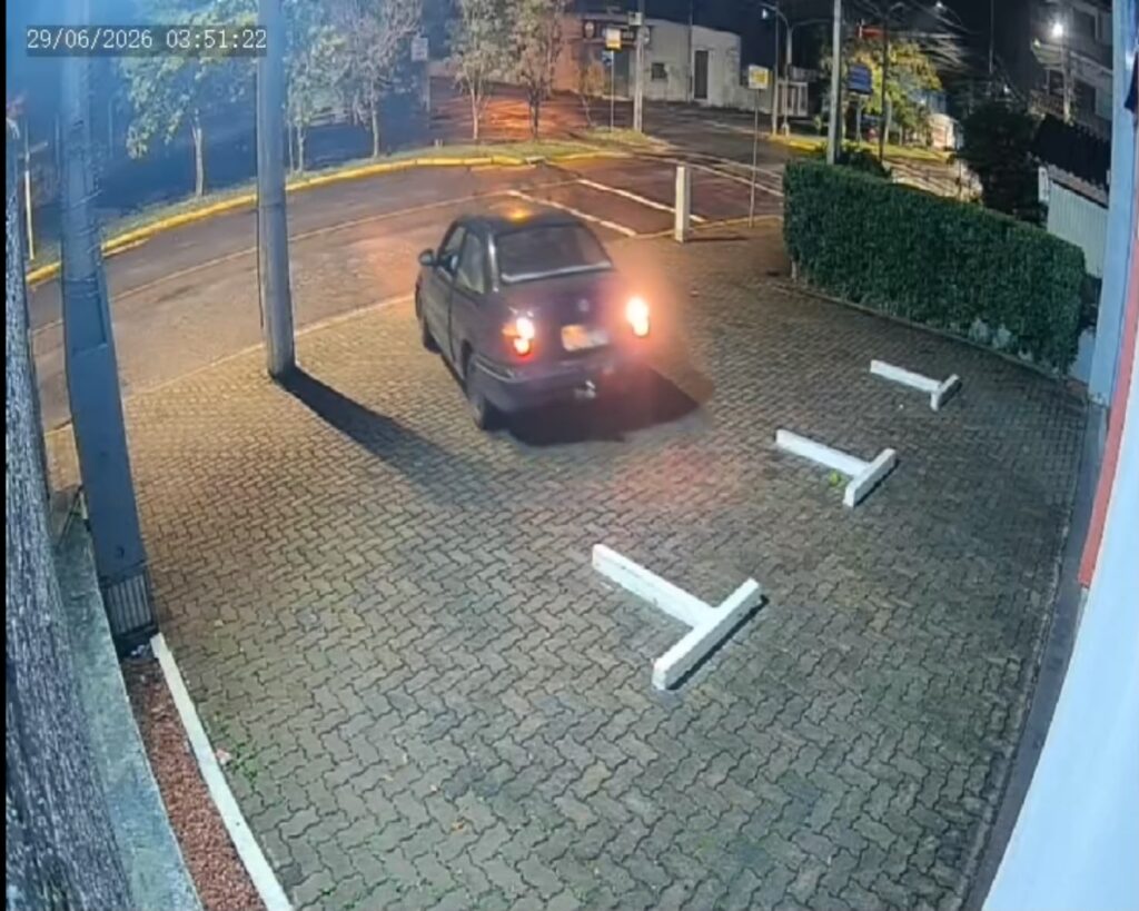 Bandidos usam carro para quebrar porta e invadir mais uma loja da mesma rua em Novo Hamburgo. Foto: Vanessa Campos / Reprodução