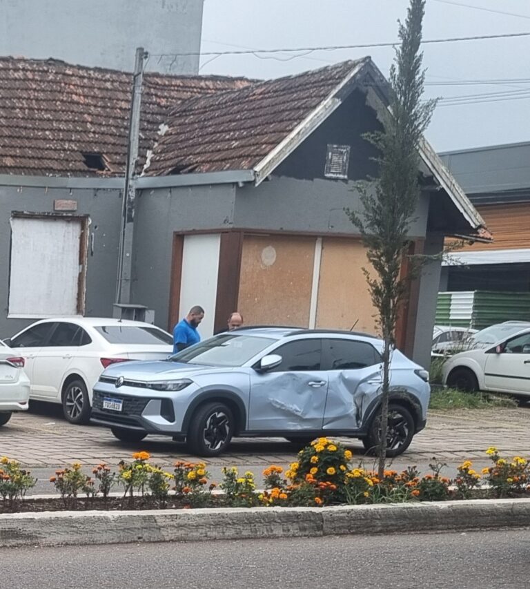 Avenida Nicolau Becker tem trânsito impactado após batida entre caminhão-tanque e carro