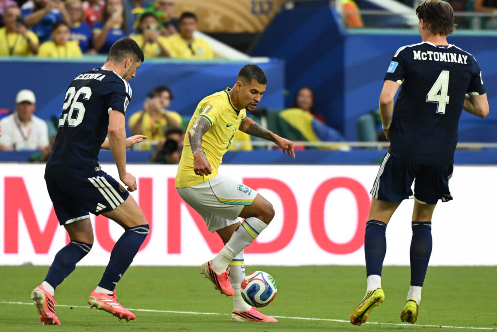 BRUNO GUIMARAES (8) na partida entre Escocia vs Brasil, valida pela fase de qrupo da Copa do Mundo FIFA 2026, realizada no Hard Rock Stadium, nesta quarta-feira (24).Foto: André Durão