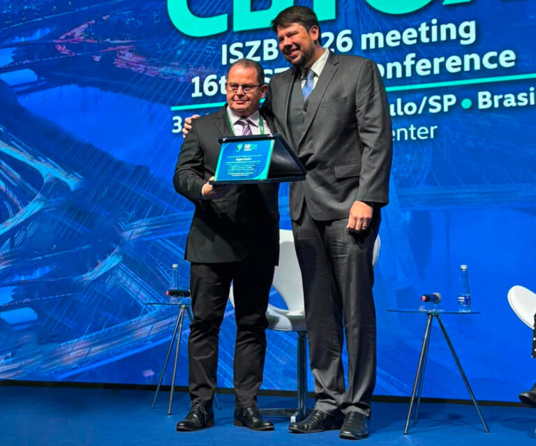 Professor Rafael Linden, da Universidade Feevale, foi homenageado com o Prêmio Prof. Samuel Schvartsman para Toxicologistas Sênior