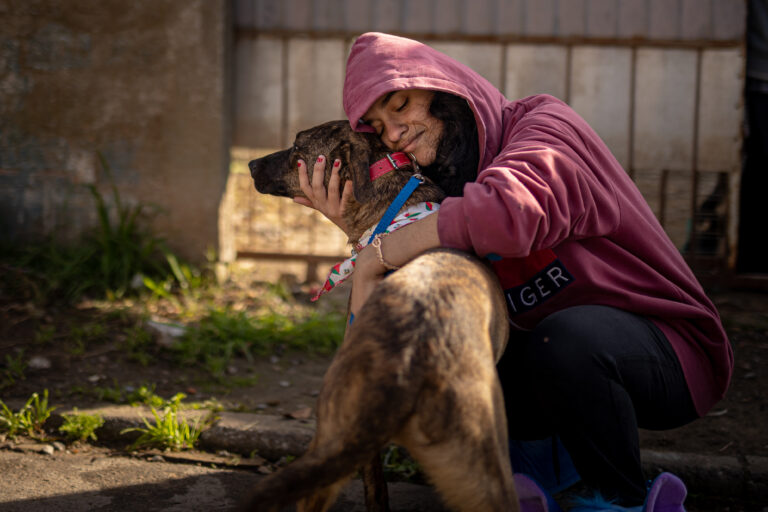 Moradora de Canoas reencontra cãozinho desaparecido na enchente de 2024 através de site de adoção do Município