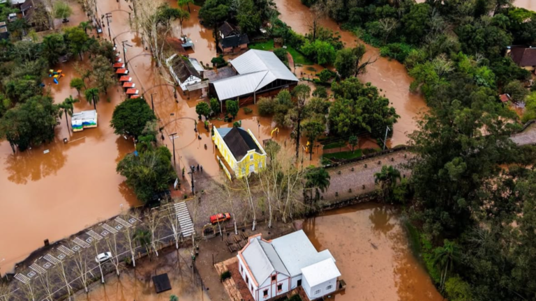 Arroio Feitoria sobe e causa alagamentos no Núcleo de Casas Enxaimel de Ivoti