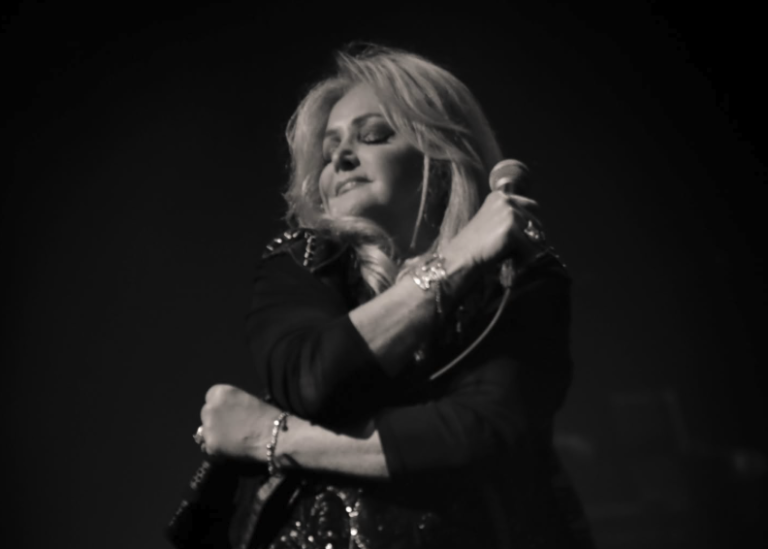 Morre Bonnie Tyler, voz de "Total Eclipse of the Heart", aos 75 anos