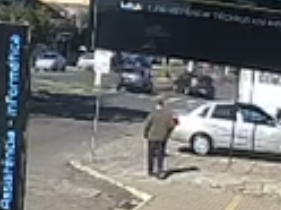 Batida entre dois carros bloqueia trecho da Avenida Pedro Adams Filho em Novo Hamburgo