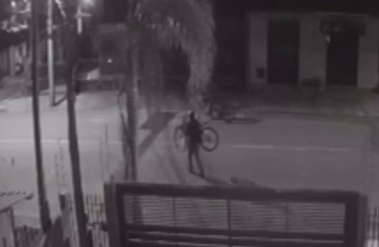 Em um minuto, homem dribla cerca elétrica, invade pátio de casa e furta bicicleta em Campo Bom