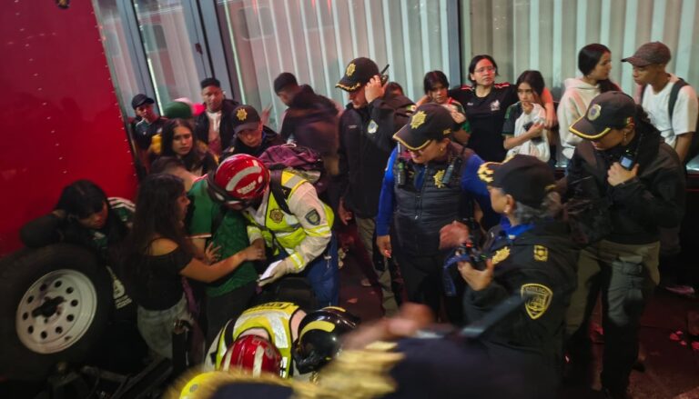 DUAS PESSOAS MORREM ASFIXIADAS EM MEIO A MULTIDÃO DE 80 MIL MEXICANOS NA FESTA PELA CLASSIFICAÇÃO NA COPA