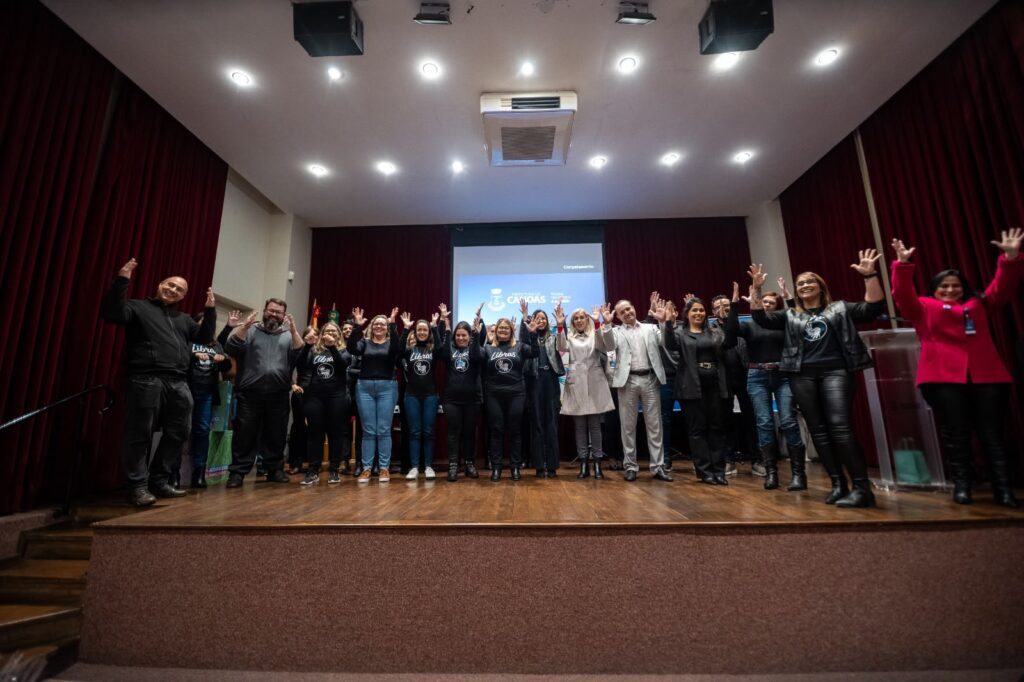 Servidoras do CRAS Guajuviras realizam atendimento em Libras após capacitação promovida pela Prefeitura