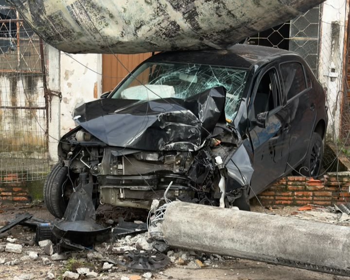 Carro derruba poste, invade casa e deixa moradores sem energia elétrica em Canoas