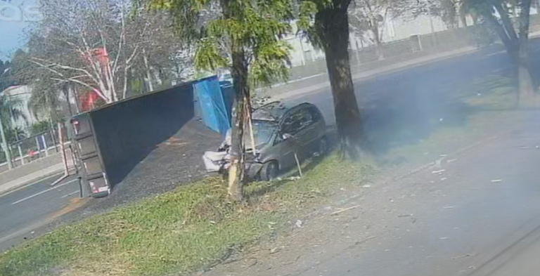 Ao menos sete pessoas são levadas ao Hospital de Novo Hamburgo após acidente envolvendo um caminhão e três carros na BR-116