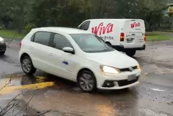 Motociclista fica ferida após cair em buraco escondido pela chuva em quebra-molas de Estância Velha