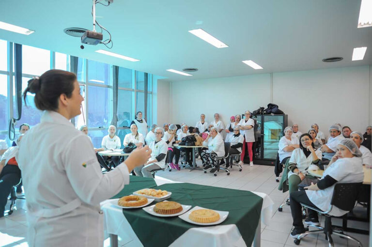 Feevale capacita responsáveis pela merenda escolar de Sapiranga em curso realizado em Novo Hamburgo