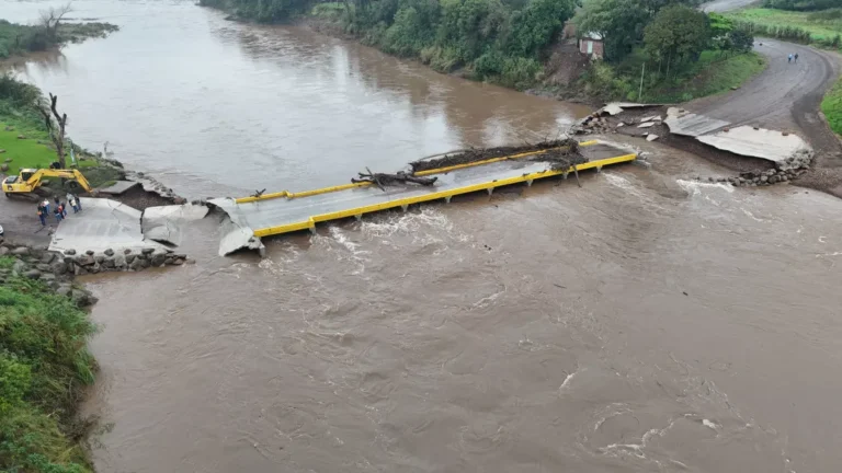 Ponte de Feliz construída pela comunidade é destruída pela cheia do Rio Caí