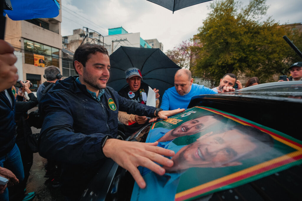 Adesivaço de Gabriel Souza inaugura campanha eleitoral do candidato. Foto: Divulgação / Coligação Rio Grande Não Para