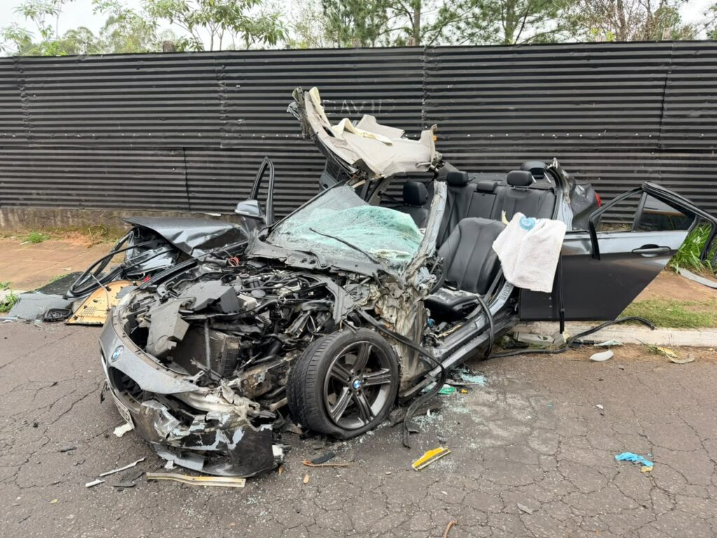 BMW ficou completamente destruída em acidente no bairro Canudos, em Novo Hamburgo.