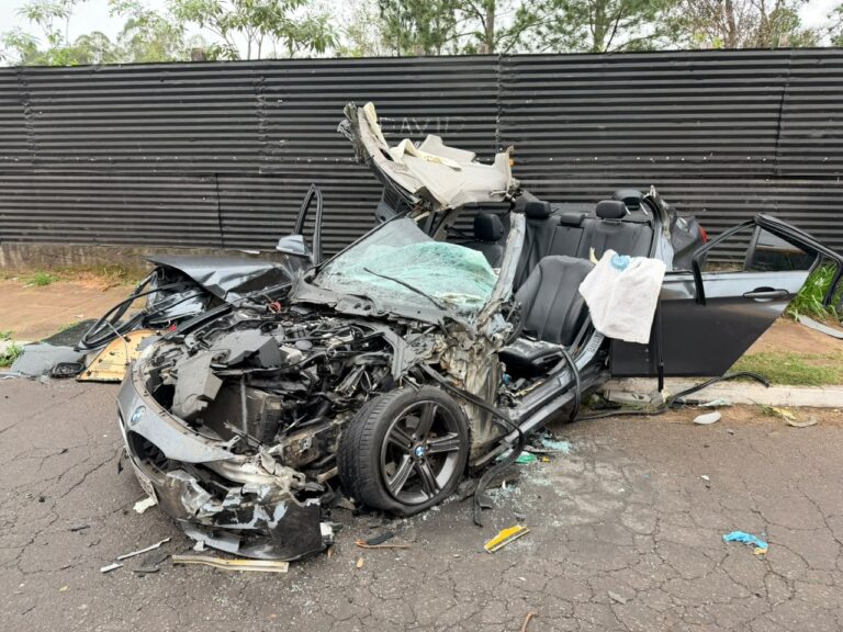 BMW ficou completamente destruída em acidente no bairro Canudos, em Novo Hamburgo.
