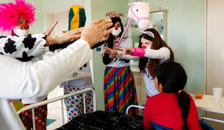 Projeto SóRIsos, de estudantes da Ulbra no Hospital Universitário, em Canoas.