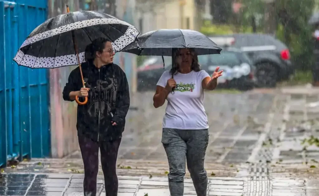Ciclone bomba pode atingir RS nos próximos dias, trazendo granizo e rajadas de vento; INMET monitora o fenômeno