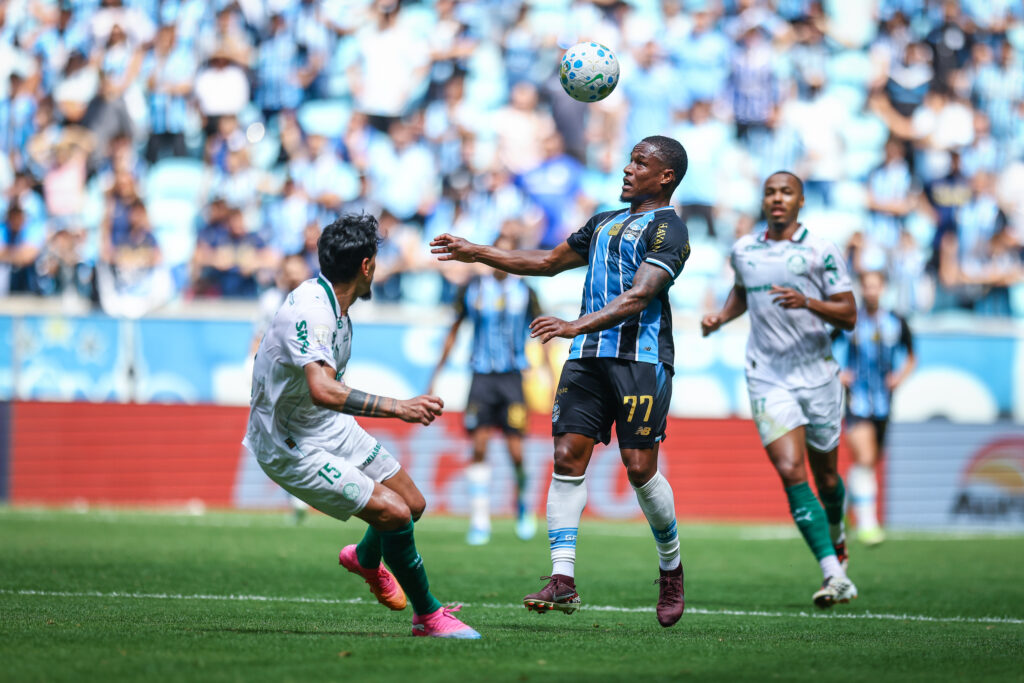 RS - FUTEBOL/CAMPEONATO BRASILEIRO 2026/GREMIO x PALMEIRAS - ESPORTES - Lance da partida entre Gremio e Palmeiras da Gama disputada na manha deste domingo, na Arena do Gremio, em partida valida pela Campeonato Brasileiro 2026. FOTO: LUCAS UEBEL/GREMIO FBPA
