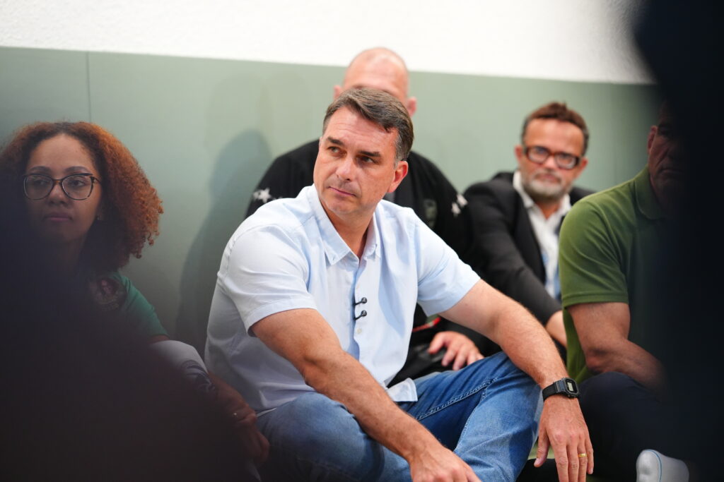 Flávio Bolsonaro teria ido do Paraná à Argentina para pegar jatinho particular aos EUA, diz jornal argentino