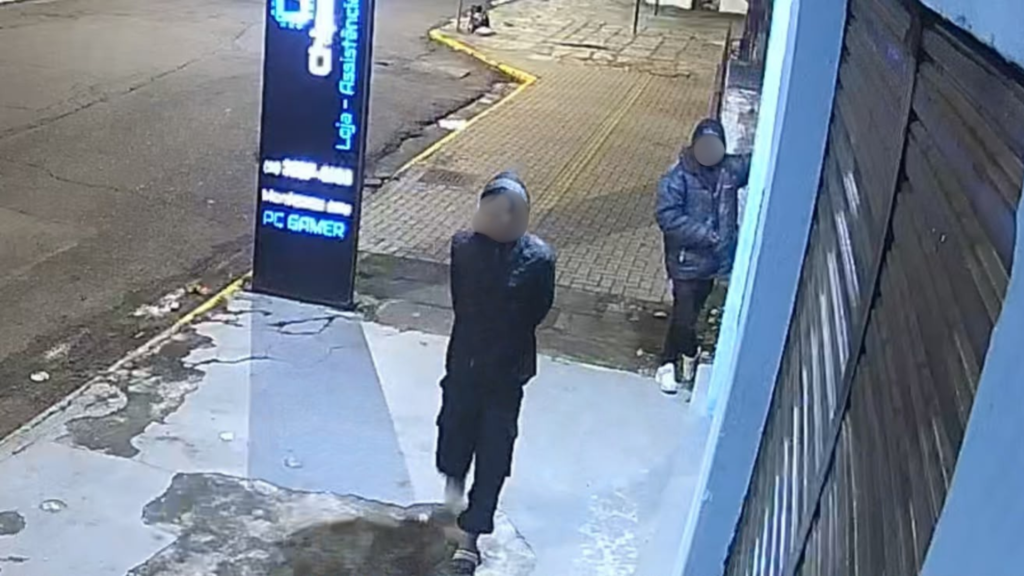 Mesmo com viatura passando no local, homens furtam fios de comércio em Novo Hamburgo e fogem sem ser pegos