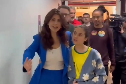 VÍDEO: Candidata ao Senado, Manuela D'Ávila vota na manhã deste domingo em Porto Alegre