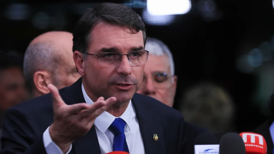 Flávio Bolsonaro participou de festa em lancha com garotas de programa durante a pandemia, afirma Piauí