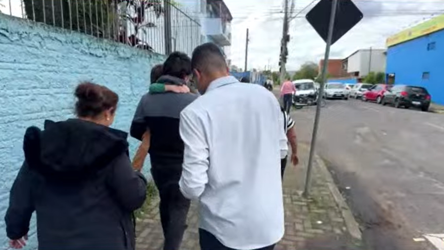 AO VIVO: Mulher é flagrada entregando supostos santinhos na frente de colégio eleitoral em São Leopoldo