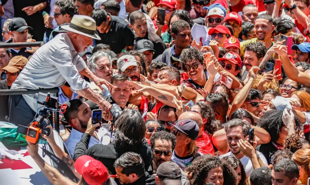 Multidão; Campanha Eleitoral; Vermelho; Lula; PT; Luiz Inácio Lula da Silva;